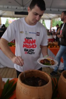 
<a style='margin-left: 5px;' class='btn btn-xs btn-social btn-facebook' href='https://www.facebook.com/sharer/sharer.php?u=https://galeramix.s01.web.getmuller.com.br/imagem/a110/800-800-90/conteudo/site_galerias/110/feijoada-do-jean-negao-2019-24.jpg' rel='popup' data-width='500' data-height='400'><i class='fa fa-facebook'></i>Compartilhar <span class='hidden-xs'>no Facebook</span>
</a> 
<a class='btn btn-default btn-xs' target='_blank' href='imagem/a110/800-800-90/conteudo/site_galerias/110/feijoada-do-jean-negao-2019-24.jpg'>
<span class='glyphicon glyphicon-cloud-download'></span> Salvar
</a>
