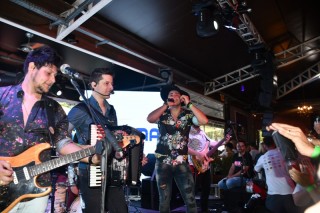 
<a style='margin-left: 5px;' class='btn btn-xs btn-social btn-facebook' href='https://www.facebook.com/sharer/sharer.php?u=https://galeramix.s01.web.getmuller.com.br/imagem/a110/800-800-90/conteudo/site_galerias/110/feijoada-do-jean-negao-2019-27.jpg' rel='popup' data-width='500' data-height='400'><i class='fa fa-facebook'></i>Compartilhar <span class='hidden-xs'>no Facebook</span>
</a> 
<a class='btn btn-default btn-xs' target='_blank' href='imagem/a110/800-800-90/conteudo/site_galerias/110/feijoada-do-jean-negao-2019-27.jpg'>
<span class='glyphicon glyphicon-cloud-download'></span> Salvar
</a>
