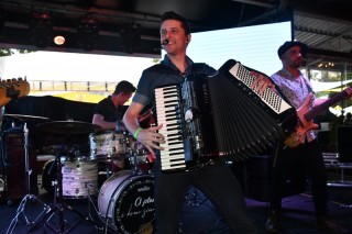 
<a style='margin-left: 5px;' class='btn btn-xs btn-social btn-facebook' href='https://www.facebook.com/sharer/sharer.php?u=https://galeramix.s01.web.getmuller.com.br/imagem/a110/800-800-90/conteudo/site_galerias/110/feijoada-do-jean-negao-2019-28.jpg' rel='popup' data-width='500' data-height='400'><i class='fa fa-facebook'></i>Compartilhar <span class='hidden-xs'>no Facebook</span>
</a> 
<a class='btn btn-default btn-xs' target='_blank' href='imagem/a110/800-800-90/conteudo/site_galerias/110/feijoada-do-jean-negao-2019-28.jpg'>
<span class='glyphicon glyphicon-cloud-download'></span> Salvar
</a>
