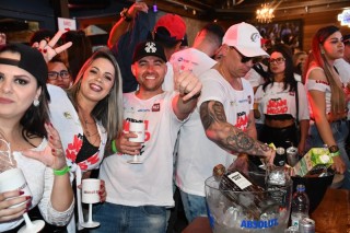 
<a style='margin-left: 5px;' class='btn btn-xs btn-social btn-facebook' href='https://www.facebook.com/sharer/sharer.php?u=https://galeramix.s01.web.getmuller.com.br/imagem/a110/800-800-90/conteudo/site_galerias/110/feijoada-do-jean-negao-2019-31.jpg' rel='popup' data-width='500' data-height='400'><i class='fa fa-facebook'></i>Compartilhar <span class='hidden-xs'>no Facebook</span>
</a> 
<a class='btn btn-default btn-xs' target='_blank' href='imagem/a110/800-800-90/conteudo/site_galerias/110/feijoada-do-jean-negao-2019-31.jpg'>
<span class='glyphicon glyphicon-cloud-download'></span> Salvar
</a>
