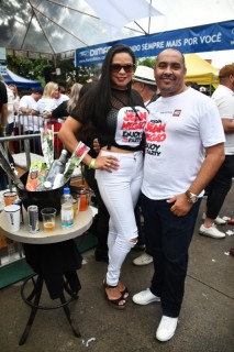 
<a style='margin-left: 5px;' class='btn btn-xs btn-social btn-facebook' href='https://www.facebook.com/sharer/sharer.php?u=https://galeramix.s01.web.getmuller.com.br/imagem/a110/800-800-90/conteudo/site_galerias/110/feijoada-do-jean-negao-2019-35.jpg' rel='popup' data-width='500' data-height='400'><i class='fa fa-facebook'></i>Compartilhar <span class='hidden-xs'>no Facebook</span>
</a> 
<a class='btn btn-default btn-xs' target='_blank' href='imagem/a110/800-800-90/conteudo/site_galerias/110/feijoada-do-jean-negao-2019-35.jpg'>
<span class='glyphicon glyphicon-cloud-download'></span> Salvar
</a>
