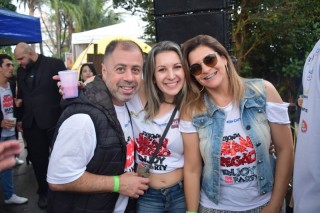 
<a style='margin-left: 5px;' class='btn btn-xs btn-social btn-facebook' href='https://www.facebook.com/sharer/sharer.php?u=https://galeramix.s01.web.getmuller.com.br/imagem/a110/800-800-90/conteudo/site_galerias/110/feijoada-do-jean-negao-2019-37.jpg' rel='popup' data-width='500' data-height='400'><i class='fa fa-facebook'></i>Compartilhar <span class='hidden-xs'>no Facebook</span>
</a> 
<a class='btn btn-default btn-xs' target='_blank' href='imagem/a110/800-800-90/conteudo/site_galerias/110/feijoada-do-jean-negao-2019-37.jpg'>
<span class='glyphicon glyphicon-cloud-download'></span> Salvar
</a>
