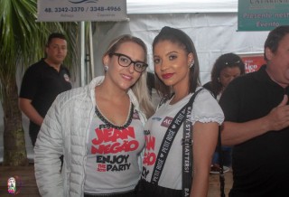 
<a style='margin-left: 5px;' class='btn btn-xs btn-social btn-facebook' href='https://www.facebook.com/sharer/sharer.php?u=https://galeramix.s01.web.getmuller.com.br/imagem/a110/800-800-90/conteudo/site_galerias/110/feijoada-do-jean-negao-2019-48.jpg' rel='popup' data-width='500' data-height='400'><i class='fa fa-facebook'></i>Compartilhar <span class='hidden-xs'>no Facebook</span>
</a> 
<a class='btn btn-default btn-xs' target='_blank' href='imagem/a110/800-800-90/conteudo/site_galerias/110/feijoada-do-jean-negao-2019-48.jpg'>
<span class='glyphicon glyphicon-cloud-download'></span> Salvar
</a>
