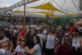 
<a style='margin-left: 5px;' class='btn btn-xs btn-social btn-facebook' href='https://www.facebook.com/sharer/sharer.php?u=https://galeramix.s01.web.getmuller.com.br/imagem/a110/800-800-90/conteudo/site_galerias/110/feijoada-do-jean-negao-2019-52.jpg' rel='popup' data-width='500' data-height='400'><i class='fa fa-facebook'></i>Compartilhar <span class='hidden-xs'>no Facebook</span>
</a> 
<a class='btn btn-default btn-xs' target='_blank' href='imagem/a110/800-800-90/conteudo/site_galerias/110/feijoada-do-jean-negao-2019-52.jpg'>
<span class='glyphicon glyphicon-cloud-download'></span> Salvar
</a>
