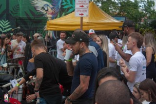 
<a style='margin-left: 5px;' class='btn btn-xs btn-social btn-facebook' href='https://www.facebook.com/sharer/sharer.php?u=https://galeramix.s01.web.getmuller.com.br/imagem/a110/800-800-90/conteudo/site_galerias/110/feijoada-do-jean-negao-2019-65.jpg' rel='popup' data-width='500' data-height='400'><i class='fa fa-facebook'></i>Compartilhar <span class='hidden-xs'>no Facebook</span>
</a> 
<a class='btn btn-default btn-xs' target='_blank' href='imagem/a110/800-800-90/conteudo/site_galerias/110/feijoada-do-jean-negao-2019-65.jpg'>
<span class='glyphicon glyphicon-cloud-download'></span> Salvar
</a>
