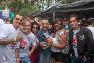 
<a style='margin-left: 5px;' class='btn btn-xs btn-social btn-facebook' href='https://www.facebook.com/sharer/sharer.php?u=https://galeramix.s01.web.getmuller.com.br/imagem/a110/800-800-90/conteudo/site_galerias/110/feijoada-do-jean-negao-2019-81.jpg' rel='popup' data-width='500' data-height='400'><i class='fa fa-facebook'></i>Compartilhar <span class='hidden-xs'>no Facebook</span>
</a> 
<a class='btn btn-default btn-xs' target='_blank' href='imagem/a110/800-800-90/conteudo/site_galerias/110/feijoada-do-jean-negao-2019-81.jpg'>
<span class='glyphicon glyphicon-cloud-download'></span> Salvar
</a>
