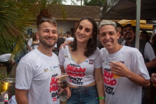 
<a style='margin-left: 5px;' class='btn btn-xs btn-social btn-facebook' href='https://www.facebook.com/sharer/sharer.php?u=https://galeramix.s01.web.getmuller.com.br/imagem/a110/800-800-90/conteudo/site_galerias/110/feijoada-do-jean-negao-2019-84.jpg' rel='popup' data-width='500' data-height='400'><i class='fa fa-facebook'></i>Compartilhar <span class='hidden-xs'>no Facebook</span>
</a> 
<a class='btn btn-default btn-xs' target='_blank' href='imagem/a110/800-800-90/conteudo/site_galerias/110/feijoada-do-jean-negao-2019-84.jpg'>
<span class='glyphicon glyphicon-cloud-download'></span> Salvar
</a>
