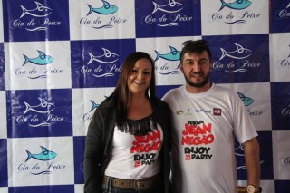 
<a style='margin-left: 5px;' class='btn btn-xs btn-social btn-facebook' href='https://www.facebook.com/sharer/sharer.php?u=https://galeramix.s01.web.getmuller.com.br/imagem/a110/800-800-90/conteudo/site_galerias/110/feijoada-do-jean-negao-2019-86.jpg' rel='popup' data-width='500' data-height='400'><i class='fa fa-facebook'></i>Compartilhar <span class='hidden-xs'>no Facebook</span>
</a> 
<a class='btn btn-default btn-xs' target='_blank' href='imagem/a110/800-800-90/conteudo/site_galerias/110/feijoada-do-jean-negao-2019-86.jpg'>
<span class='glyphicon glyphicon-cloud-download'></span> Salvar
</a>
