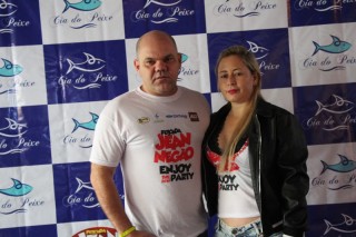 
<a style='margin-left: 5px;' class='btn btn-xs btn-social btn-facebook' href='https://www.facebook.com/sharer/sharer.php?u=https://galeramix.s01.web.getmuller.com.br/imagem/a110/800-800-90/conteudo/site_galerias/110/feijoada-do-jean-negao-2019-87.jpg' rel='popup' data-width='500' data-height='400'><i class='fa fa-facebook'></i>Compartilhar <span class='hidden-xs'>no Facebook</span>
</a> 
<a class='btn btn-default btn-xs' target='_blank' href='imagem/a110/800-800-90/conteudo/site_galerias/110/feijoada-do-jean-negao-2019-87.jpg'>
<span class='glyphicon glyphicon-cloud-download'></span> Salvar
</a>
