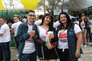 
<a style='margin-left: 5px;' class='btn btn-xs btn-social btn-facebook' href='https://www.facebook.com/sharer/sharer.php?u=https://galeramix.s01.web.getmuller.com.br/imagem/a110/800-800-90/conteudo/site_galerias/110/feijoada-do-jean-negao-2019-92.jpg' rel='popup' data-width='500' data-height='400'><i class='fa fa-facebook'></i>Compartilhar <span class='hidden-xs'>no Facebook</span>
</a> 
<a class='btn btn-default btn-xs' target='_blank' href='imagem/a110/800-800-90/conteudo/site_galerias/110/feijoada-do-jean-negao-2019-92.jpg'>
<span class='glyphicon glyphicon-cloud-download'></span> Salvar
</a>
