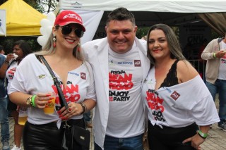 
<a style='margin-left: 5px;' class='btn btn-xs btn-social btn-facebook' href='https://www.facebook.com/sharer/sharer.php?u=https://galeramix.s01.web.getmuller.com.br/imagem/a110/800-800-90/conteudo/site_galerias/110/feijoada-do-jean-negao-2019-95.jpg' rel='popup' data-width='500' data-height='400'><i class='fa fa-facebook'></i>Compartilhar <span class='hidden-xs'>no Facebook</span>
</a> 
<a class='btn btn-default btn-xs' target='_blank' href='imagem/a110/800-800-90/conteudo/site_galerias/110/feijoada-do-jean-negao-2019-95.jpg'>
<span class='glyphicon glyphicon-cloud-download'></span> Salvar
</a>
