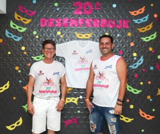 
<a style='margin-left: 5px;' class='btn btn-xs btn-social btn-facebook' href='https://www.facebook.com/sharer/sharer.php?u=https://galeramix.s01.web.getmuller.com.br/imagem/a112/800-800-90/conteudo/site_galerias/112/20-desenferruje-lives-tijucas-galeramix-111.jpg' rel='popup' data-width='500' data-height='400'><i class='fa fa-facebook'></i>Compartilhar <span class='hidden-xs'>no Facebook</span>
</a> 
<a class='btn btn-default btn-xs' target='_blank' href='imagem/a112/800-800-90/conteudo/site_galerias/112/20-desenferruje-lives-tijucas-galeramix-111.jpg'>
<span class='glyphicon glyphicon-cloud-download'></span> Salvar
</a>
