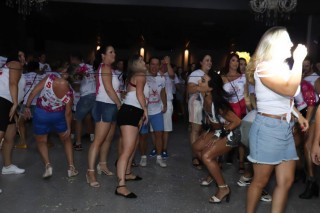 
<a style='margin-left: 5px;' class='btn btn-xs btn-social btn-facebook' href='https://www.facebook.com/sharer/sharer.php?u=https://galeramix.s01.web.getmuller.com.br/imagem/a112/800-800-90/conteudo/site_galerias/112/20-desenferruje-lives-tijucas-galeramix-231.jpg' rel='popup' data-width='500' data-height='400'><i class='fa fa-facebook'></i>Compartilhar <span class='hidden-xs'>no Facebook</span>
</a> 
<a class='btn btn-default btn-xs' target='_blank' href='imagem/a112/800-800-90/conteudo/site_galerias/112/20-desenferruje-lives-tijucas-galeramix-231.jpg'>
<span class='glyphicon glyphicon-cloud-download'></span> Salvar
</a>
