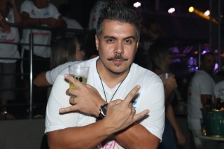 
<a style='margin-left: 5px;' class='btn btn-xs btn-social btn-facebook' href='https://www.facebook.com/sharer/sharer.php?u=https://galeramix.s01.web.getmuller.com.br/imagem/a112/800-800-90/conteudo/site_galerias/112/20-desenferruje-lives-tijucas-galeramix-244.jpg' rel='popup' data-width='500' data-height='400'><i class='fa fa-facebook'></i>Compartilhar <span class='hidden-xs'>no Facebook</span>
</a> 
<a class='btn btn-default btn-xs' target='_blank' href='imagem/a112/800-800-90/conteudo/site_galerias/112/20-desenferruje-lives-tijucas-galeramix-244.jpg'>
<span class='glyphicon glyphicon-cloud-download'></span> Salvar
</a>
