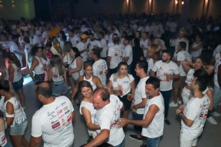 
<a style='margin-left: 5px;' class='btn btn-xs btn-social btn-facebook' href='https://www.facebook.com/sharer/sharer.php?u=https://galeramix.s01.web.getmuller.com.br/imagem/a112/800-800-90/conteudo/site_galerias/112/20-desenferruje-lives-tijucas-galeramix-261.jpg' rel='popup' data-width='500' data-height='400'><i class='fa fa-facebook'></i>Compartilhar <span class='hidden-xs'>no Facebook</span>
</a> 
<a class='btn btn-default btn-xs' target='_blank' href='imagem/a112/800-800-90/conteudo/site_galerias/112/20-desenferruje-lives-tijucas-galeramix-261.jpg'>
<span class='glyphicon glyphicon-cloud-download'></span> Salvar
</a>
