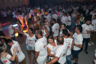 
<a style='margin-left: 5px;' class='btn btn-xs btn-social btn-facebook' href='https://www.facebook.com/sharer/sharer.php?u=https://galeramix.s01.web.getmuller.com.br/imagem/a112/800-800-90/conteudo/site_galerias/112/20-desenferruje-lives-tijucas-galeramix-262.jpg' rel='popup' data-width='500' data-height='400'><i class='fa fa-facebook'></i>Compartilhar <span class='hidden-xs'>no Facebook</span>
</a> 
<a class='btn btn-default btn-xs' target='_blank' href='imagem/a112/800-800-90/conteudo/site_galerias/112/20-desenferruje-lives-tijucas-galeramix-262.jpg'>
<span class='glyphicon glyphicon-cloud-download'></span> Salvar
</a>
