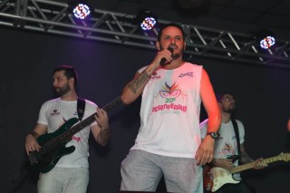 
<a style='margin-left: 5px;' class='btn btn-xs btn-social btn-facebook' href='https://www.facebook.com/sharer/sharer.php?u=https://galeramix.s01.web.getmuller.com.br/imagem/a112/800-800-90/conteudo/site_galerias/112/20-desenferruje-lives-tijucas-galeramix-265.jpg' rel='popup' data-width='500' data-height='400'><i class='fa fa-facebook'></i>Compartilhar <span class='hidden-xs'>no Facebook</span>
</a> 
<a class='btn btn-default btn-xs' target='_blank' href='imagem/a112/800-800-90/conteudo/site_galerias/112/20-desenferruje-lives-tijucas-galeramix-265.jpg'>
<span class='glyphicon glyphicon-cloud-download'></span> Salvar
</a>
