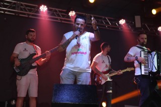 
<a style='margin-left: 5px;' class='btn btn-xs btn-social btn-facebook' href='https://www.facebook.com/sharer/sharer.php?u=https://galeramix.s01.web.getmuller.com.br/imagem/a112/800-800-90/conteudo/site_galerias/112/20-desenferruje-lives-tijucas-galeramix-266.jpg' rel='popup' data-width='500' data-height='400'><i class='fa fa-facebook'></i>Compartilhar <span class='hidden-xs'>no Facebook</span>
</a> 
<a class='btn btn-default btn-xs' target='_blank' href='imagem/a112/800-800-90/conteudo/site_galerias/112/20-desenferruje-lives-tijucas-galeramix-266.jpg'>
<span class='glyphicon glyphicon-cloud-download'></span> Salvar
</a>
