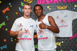 
<a style='margin-left: 5px;' class='btn btn-xs btn-social btn-facebook' href='https://www.facebook.com/sharer/sharer.php?u=https://galeramix.s01.web.getmuller.com.br/imagem/a112/800-800-90/conteudo/site_galerias/112/20-desenferruje-lives-tijucas-galeramix-88.jpg' rel='popup' data-width='500' data-height='400'><i class='fa fa-facebook'></i>Compartilhar <span class='hidden-xs'>no Facebook</span>
</a> 
<a class='btn btn-default btn-xs' target='_blank' href='imagem/a112/800-800-90/conteudo/site_galerias/112/20-desenferruje-lives-tijucas-galeramix-88.jpg'>
<span class='glyphicon glyphicon-cloud-download'></span> Salvar
</a>
