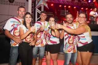 
                    <a style='margin-left: 5px;' class='btn btn-xs btn-social btn-facebook' href='https://www.facebook.com/sharer/sharer.php?u=https://galeramix.s01.web.getmuller.com.br/imagem/a113/800-800-90/conteudo/site_galerias/113/baile-de-carnaval-para-casais-ctg-fogao-de-lenha-tijucas-galeramix-101.jpg' rel='popup' data-width='500' data-height='400'><i class='fa fa-facebook'></i>Compartilhar <span class='hidden-xs'>no Facebook</span>
                </a> 
                <a class='btn btn-default btn-xs' target='_blank' href='imagem/a113/800-800-90/conteudo/site_galerias/113/baile-de-carnaval-para-casais-ctg-fogao-de-lenha-tijucas-galeramix-101.jpg'>
                    <span class='glyphicon glyphicon-cloud-download'></span> Salvar
                </a>
                