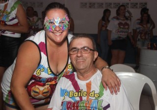 
            <a style='margin-left: 5px;' class='btn btn-xs btn-social btn-facebook' href='https://www.facebook.com/sharer/sharer.php?u=https://galeramix.s01.web.getmuller.com.br/imagem/a113/800-800-90/conteudo/site_galerias/113/baile-de-carnaval-para-casais-ctg-fogao-de-lenha-tijucas-galeramix-103.jpg' rel='popup' data-width='500' data-height='400'><i class='fa fa-facebook'></i>Compartilhar <span class='hidden-xs'>no Facebook</span>
        </a> 
        <a class='btn btn-default btn-xs' target='_blank' href='imagem/a113/800-800-90/conteudo/site_galerias/113/baile-de-carnaval-para-casais-ctg-fogao-de-lenha-tijucas-galeramix-103.jpg'>
            <span class='glyphicon glyphicon-cloud-download'></span> Salvar
        </a>
        