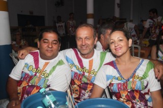 
<a style='margin-left: 5px;' class='btn btn-xs btn-social btn-facebook' href='https://www.facebook.com/sharer/sharer.php?u=https://galeramix.s01.web.getmuller.com.br/imagem/a113/800-800-90/conteudo/site_galerias/113/baile-de-carnaval-para-casais-ctg-fogao-de-lenha-tijucas-galeramix-123.jpg' rel='popup' data-width='500' data-height='400'><i class='fa fa-facebook'></i>Compartilhar <span class='hidden-xs'>no Facebook</span>
</a> 
<a class='btn btn-default btn-xs' target='_blank' href='imagem/a113/800-800-90/conteudo/site_galerias/113/baile-de-carnaval-para-casais-ctg-fogao-de-lenha-tijucas-galeramix-123.jpg'>
<span class='glyphicon glyphicon-cloud-download'></span> Salvar
</a>
