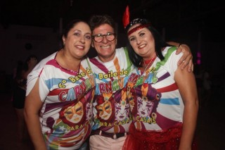 
<a style='margin-left: 5px;' class='btn btn-xs btn-social btn-facebook' href='https://www.facebook.com/sharer/sharer.php?u=https://galeramix.s01.web.getmuller.com.br/imagem/a113/800-800-90/conteudo/site_galerias/113/baile-de-carnaval-para-casais-ctg-fogao-de-lenha-tijucas-galeramix-139.jpg' rel='popup' data-width='500' data-height='400'><i class='fa fa-facebook'></i>Compartilhar <span class='hidden-xs'>no Facebook</span>
</a> 
<a class='btn btn-default btn-xs' target='_blank' href='imagem/a113/800-800-90/conteudo/site_galerias/113/baile-de-carnaval-para-casais-ctg-fogao-de-lenha-tijucas-galeramix-139.jpg'>
<span class='glyphicon glyphicon-cloud-download'></span> Salvar
</a>
