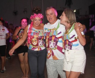 
<a style='margin-left: 5px;' class='btn btn-xs btn-social btn-facebook' href='https://www.facebook.com/sharer/sharer.php?u=https://galeramix.s01.web.getmuller.com.br/imagem/a113/800-800-90/conteudo/site_galerias/113/baile-de-carnaval-para-casais-ctg-fogao-de-lenha-tijucas-galeramix-145.jpg' rel='popup' data-width='500' data-height='400'><i class='fa fa-facebook'></i>Compartilhar <span class='hidden-xs'>no Facebook</span>
</a> 
<a class='btn btn-default btn-xs' target='_blank' href='imagem/a113/800-800-90/conteudo/site_galerias/113/baile-de-carnaval-para-casais-ctg-fogao-de-lenha-tijucas-galeramix-145.jpg'>
<span class='glyphicon glyphicon-cloud-download'></span> Salvar
</a>
