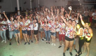 
<a style='margin-left: 5px;' class='btn btn-xs btn-social btn-facebook' href='https://www.facebook.com/sharer/sharer.php?u=https://galeramix.s01.web.getmuller.com.br/imagem/a113/800-800-90/conteudo/site_galerias/113/baile-de-carnaval-para-casais-ctg-fogao-de-lenha-tijucas-galeramix-152.jpg' rel='popup' data-width='500' data-height='400'><i class='fa fa-facebook'></i>Compartilhar <span class='hidden-xs'>no Facebook</span>
</a> 
<a class='btn btn-default btn-xs' target='_blank' href='imagem/a113/800-800-90/conteudo/site_galerias/113/baile-de-carnaval-para-casais-ctg-fogao-de-lenha-tijucas-galeramix-152.jpg'>
<span class='glyphicon glyphicon-cloud-download'></span> Salvar
</a>
