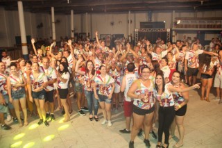 
<a style='margin-left: 5px;' class='btn btn-xs btn-social btn-facebook' href='https://www.facebook.com/sharer/sharer.php?u=https://galeramix.s01.web.getmuller.com.br/imagem/a113/800-800-90/conteudo/site_galerias/113/baile-de-carnaval-para-casais-ctg-fogao-de-lenha-tijucas-galeramix-154.jpg' rel='popup' data-width='500' data-height='400'><i class='fa fa-facebook'></i>Compartilhar <span class='hidden-xs'>no Facebook</span>
</a> 
<a class='btn btn-default btn-xs' target='_blank' href='imagem/a113/800-800-90/conteudo/site_galerias/113/baile-de-carnaval-para-casais-ctg-fogao-de-lenha-tijucas-galeramix-154.jpg'>
<span class='glyphicon glyphicon-cloud-download'></span> Salvar
</a>
