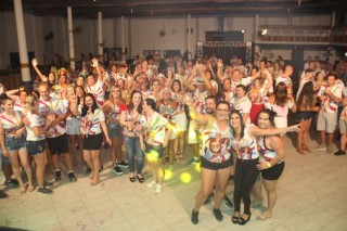 
<a style='margin-left: 5px;' class='btn btn-xs btn-social btn-facebook' href='https://www.facebook.com/sharer/sharer.php?u=https://galeramix.s01.web.getmuller.com.br/imagem/a113/800-800-90/conteudo/site_galerias/113/baile-de-carnaval-para-casais-ctg-fogao-de-lenha-tijucas-galeramix-155.jpg' rel='popup' data-width='500' data-height='400'><i class='fa fa-facebook'></i>Compartilhar <span class='hidden-xs'>no Facebook</span>
</a> 
<a class='btn btn-default btn-xs' target='_blank' href='imagem/a113/800-800-90/conteudo/site_galerias/113/baile-de-carnaval-para-casais-ctg-fogao-de-lenha-tijucas-galeramix-155.jpg'>
<span class='glyphicon glyphicon-cloud-download'></span> Salvar
</a>
