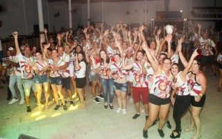 
<a style='margin-left: 5px;' class='btn btn-xs btn-social btn-facebook' href='https://www.facebook.com/sharer/sharer.php?u=https://galeramix.s01.web.getmuller.com.br/imagem/a113/800-800-90/conteudo/site_galerias/113/baile-de-carnaval-para-casais-ctg-fogao-de-lenha-tijucas-galeramix-166.jpg' rel='popup' data-width='500' data-height='400'><i class='fa fa-facebook'></i>Compartilhar <span class='hidden-xs'>no Facebook</span>
</a> 
<a class='btn btn-default btn-xs' target='_blank' href='imagem/a113/800-800-90/conteudo/site_galerias/113/baile-de-carnaval-para-casais-ctg-fogao-de-lenha-tijucas-galeramix-166.jpg'>
<span class='glyphicon glyphicon-cloud-download'></span> Salvar
</a>
