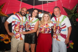 
<a style='margin-left: 5px;' class='btn btn-xs btn-social btn-facebook' href='https://www.facebook.com/sharer/sharer.php?u=https://galeramix.s01.web.getmuller.com.br/imagem/a113/800-800-90/conteudo/site_galerias/113/baile-de-carnaval-para-casais-ctg-fogao-de-lenha-tijucas-galeramix-60.jpg' rel='popup' data-width='500' data-height='400'><i class='fa fa-facebook'></i>Compartilhar <span class='hidden-xs'>no Facebook</span>
</a> 
<a class='btn btn-default btn-xs' target='_blank' href='imagem/a113/800-800-90/conteudo/site_galerias/113/baile-de-carnaval-para-casais-ctg-fogao-de-lenha-tijucas-galeramix-60.jpg'>
<span class='glyphicon glyphicon-cloud-download'></span> Salvar
</a>
