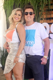 
                <a style='margin-left: 5px;' class='btn btn-xs btn-social btn-facebook' href='https://www.facebook.com/sharer/sharer.php?u=https://galeramix.s01.web.getmuller.com.br/imagem/a114/800-800-90/conteudo/site_galerias/114/12-costelaco-junior-seco-silva-neto-canelinha-maiara-e-maraisa-galeramix-102.jpg' rel='popup' data-width='500' data-height='400'><i class='fa fa-facebook'></i>Compartilhar <span class='hidden-xs'>no Facebook</span>
            </a> 
            <a class='btn btn-default btn-xs' target='_blank' href='imagem/a114/800-800-90/conteudo/site_galerias/114/12-costelaco-junior-seco-silva-neto-canelinha-maiara-e-maraisa-galeramix-102.jpg'>
                <span class='glyphicon glyphicon-cloud-download'></span> Salvar
            </a>
            