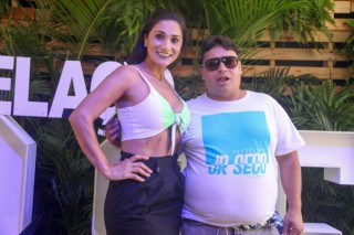 
        <a style='margin-left: 5px;' class='btn btn-xs btn-social btn-facebook' href='https://www.facebook.com/sharer/sharer.php?u=https://galeramix.s01.web.getmuller.com.br/imagem/a114/800-800-90/conteudo/site_galerias/114/12-costelaco-junior-seco-silva-neto-canelinha-maiara-e-maraisa-galeramix-104.jpg' rel='popup' data-width='500' data-height='400'><i class='fa fa-facebook'></i>Compartilhar <span class='hidden-xs'>no Facebook</span>
    </a> 
    <a class='btn btn-default btn-xs' target='_blank' href='imagem/a114/800-800-90/conteudo/site_galerias/114/12-costelaco-junior-seco-silva-neto-canelinha-maiara-e-maraisa-galeramix-104.jpg'>
        <span class='glyphicon glyphicon-cloud-download'></span> Salvar
    </a>
    