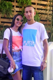 
<a style='margin-left: 5px;' class='btn btn-xs btn-social btn-facebook' href='https://www.facebook.com/sharer/sharer.php?u=https://galeramix.s01.web.getmuller.com.br/imagem/a114/800-800-90/conteudo/site_galerias/114/12-costelaco-junior-seco-silva-neto-canelinha-maiara-e-maraisa-galeramix-116.jpg' rel='popup' data-width='500' data-height='400'><i class='fa fa-facebook'></i>Compartilhar <span class='hidden-xs'>no Facebook</span>
</a> 
<a class='btn btn-default btn-xs' target='_blank' href='imagem/a114/800-800-90/conteudo/site_galerias/114/12-costelaco-junior-seco-silva-neto-canelinha-maiara-e-maraisa-galeramix-116.jpg'>
<span class='glyphicon glyphicon-cloud-download'></span> Salvar
</a>
