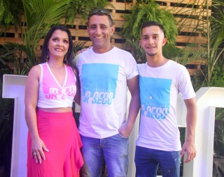 
<a style='margin-left: 5px;' class='btn btn-xs btn-social btn-facebook' href='https://www.facebook.com/sharer/sharer.php?u=https://galeramix.s01.web.getmuller.com.br/imagem/a114/800-800-90/conteudo/site_galerias/114/12-costelaco-junior-seco-silva-neto-canelinha-maiara-e-maraisa-galeramix-119.jpg' rel='popup' data-width='500' data-height='400'><i class='fa fa-facebook'></i>Compartilhar <span class='hidden-xs'>no Facebook</span>
</a> 
<a class='btn btn-default btn-xs' target='_blank' href='imagem/a114/800-800-90/conteudo/site_galerias/114/12-costelaco-junior-seco-silva-neto-canelinha-maiara-e-maraisa-galeramix-119.jpg'>
<span class='glyphicon glyphicon-cloud-download'></span> Salvar
</a>
