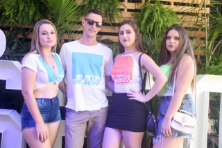 
<a style='margin-left: 5px;' class='btn btn-xs btn-social btn-facebook' href='https://www.facebook.com/sharer/sharer.php?u=https://galeramix.s01.web.getmuller.com.br/imagem/a114/800-800-90/conteudo/site_galerias/114/12-costelaco-junior-seco-silva-neto-canelinha-maiara-e-maraisa-galeramix-124.jpg' rel='popup' data-width='500' data-height='400'><i class='fa fa-facebook'></i>Compartilhar <span class='hidden-xs'>no Facebook</span>
</a> 
<a class='btn btn-default btn-xs' target='_blank' href='imagem/a114/800-800-90/conteudo/site_galerias/114/12-costelaco-junior-seco-silva-neto-canelinha-maiara-e-maraisa-galeramix-124.jpg'>
<span class='glyphicon glyphicon-cloud-download'></span> Salvar
</a>
