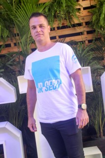 
<a style='margin-left: 5px;' class='btn btn-xs btn-social btn-facebook' href='https://www.facebook.com/sharer/sharer.php?u=https://galeramix.s01.web.getmuller.com.br/imagem/a114/800-800-90/conteudo/site_galerias/114/12-costelaco-junior-seco-silva-neto-canelinha-maiara-e-maraisa-galeramix-128.jpg' rel='popup' data-width='500' data-height='400'><i class='fa fa-facebook'></i>Compartilhar <span class='hidden-xs'>no Facebook</span>
</a> 
<a class='btn btn-default btn-xs' target='_blank' href='imagem/a114/800-800-90/conteudo/site_galerias/114/12-costelaco-junior-seco-silva-neto-canelinha-maiara-e-maraisa-galeramix-128.jpg'>
<span class='glyphicon glyphicon-cloud-download'></span> Salvar
</a>
