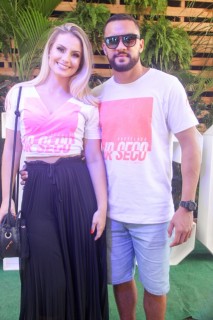 
<a style='margin-left: 5px;' class='btn btn-xs btn-social btn-facebook' href='https://www.facebook.com/sharer/sharer.php?u=https://galeramix.s01.web.getmuller.com.br/imagem/a114/800-800-90/conteudo/site_galerias/114/12-costelaco-junior-seco-silva-neto-canelinha-maiara-e-maraisa-galeramix-137.jpg' rel='popup' data-width='500' data-height='400'><i class='fa fa-facebook'></i>Compartilhar <span class='hidden-xs'>no Facebook</span>
</a> 
<a class='btn btn-default btn-xs' target='_blank' href='imagem/a114/800-800-90/conteudo/site_galerias/114/12-costelaco-junior-seco-silva-neto-canelinha-maiara-e-maraisa-galeramix-137.jpg'>
<span class='glyphicon glyphicon-cloud-download'></span> Salvar
</a>
