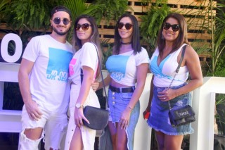 
<a style='margin-left: 5px;' class='btn btn-xs btn-social btn-facebook' href='https://www.facebook.com/sharer/sharer.php?u=https://galeramix.s01.web.getmuller.com.br/imagem/a114/800-800-90/conteudo/site_galerias/114/12-costelaco-junior-seco-silva-neto-canelinha-maiara-e-maraisa-galeramix-142.jpg' rel='popup' data-width='500' data-height='400'><i class='fa fa-facebook'></i>Compartilhar <span class='hidden-xs'>no Facebook</span>
</a> 
<a class='btn btn-default btn-xs' target='_blank' href='imagem/a114/800-800-90/conteudo/site_galerias/114/12-costelaco-junior-seco-silva-neto-canelinha-maiara-e-maraisa-galeramix-142.jpg'>
<span class='glyphicon glyphicon-cloud-download'></span> Salvar
</a>
