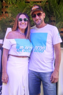 
<a style='margin-left: 5px;' class='btn btn-xs btn-social btn-facebook' href='https://www.facebook.com/sharer/sharer.php?u=https://galeramix.s01.web.getmuller.com.br/imagem/a114/800-800-90/conteudo/site_galerias/114/12-costelaco-junior-seco-silva-neto-canelinha-maiara-e-maraisa-galeramix-160.jpg' rel='popup' data-width='500' data-height='400'><i class='fa fa-facebook'></i>Compartilhar <span class='hidden-xs'>no Facebook</span>
</a> 
<a class='btn btn-default btn-xs' target='_blank' href='imagem/a114/800-800-90/conteudo/site_galerias/114/12-costelaco-junior-seco-silva-neto-canelinha-maiara-e-maraisa-galeramix-160.jpg'>
<span class='glyphicon glyphicon-cloud-download'></span> Salvar
</a>
