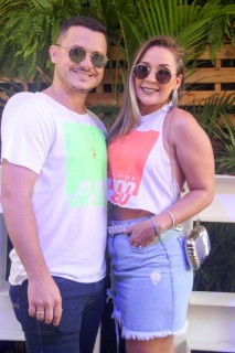 
<a style='margin-left: 5px;' class='btn btn-xs btn-social btn-facebook' href='https://www.facebook.com/sharer/sharer.php?u=https://galeramix.s01.web.getmuller.com.br/imagem/a114/800-800-90/conteudo/site_galerias/114/12-costelaco-junior-seco-silva-neto-canelinha-maiara-e-maraisa-galeramix-171.jpg' rel='popup' data-width='500' data-height='400'><i class='fa fa-facebook'></i>Compartilhar <span class='hidden-xs'>no Facebook</span>
</a> 
<a class='btn btn-default btn-xs' target='_blank' href='imagem/a114/800-800-90/conteudo/site_galerias/114/12-costelaco-junior-seco-silva-neto-canelinha-maiara-e-maraisa-galeramix-171.jpg'>
<span class='glyphicon glyphicon-cloud-download'></span> Salvar
</a>
