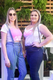 
<a style='margin-left: 5px;' class='btn btn-xs btn-social btn-facebook' href='https://www.facebook.com/sharer/sharer.php?u=https://galeramix.s01.web.getmuller.com.br/imagem/a114/800-800-90/conteudo/site_galerias/114/12-costelaco-junior-seco-silva-neto-canelinha-maiara-e-maraisa-galeramix-210.jpg' rel='popup' data-width='500' data-height='400'><i class='fa fa-facebook'></i>Compartilhar <span class='hidden-xs'>no Facebook</span>
</a> 
<a class='btn btn-default btn-xs' target='_blank' href='imagem/a114/800-800-90/conteudo/site_galerias/114/12-costelaco-junior-seco-silva-neto-canelinha-maiara-e-maraisa-galeramix-210.jpg'>
<span class='glyphicon glyphicon-cloud-download'></span> Salvar
</a>
