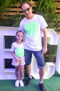 
<a style='margin-left: 5px;' class='btn btn-xs btn-social btn-facebook' href='https://www.facebook.com/sharer/sharer.php?u=https://galeramix.s01.web.getmuller.com.br/imagem/a114/800-800-90/conteudo/site_galerias/114/12-costelaco-junior-seco-silva-neto-canelinha-maiara-e-maraisa-galeramix-215.jpg' rel='popup' data-width='500' data-height='400'><i class='fa fa-facebook'></i>Compartilhar <span class='hidden-xs'>no Facebook</span>
</a> 
<a class='btn btn-default btn-xs' target='_blank' href='imagem/a114/800-800-90/conteudo/site_galerias/114/12-costelaco-junior-seco-silva-neto-canelinha-maiara-e-maraisa-galeramix-215.jpg'>
<span class='glyphicon glyphicon-cloud-download'></span> Salvar
</a>
