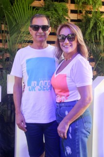 
<a style='margin-left: 5px;' class='btn btn-xs btn-social btn-facebook' href='https://www.facebook.com/sharer/sharer.php?u=https://galeramix.s01.web.getmuller.com.br/imagem/a114/800-800-90/conteudo/site_galerias/114/12-costelaco-junior-seco-silva-neto-canelinha-maiara-e-maraisa-galeramix-231.jpg' rel='popup' data-width='500' data-height='400'><i class='fa fa-facebook'></i>Compartilhar <span class='hidden-xs'>no Facebook</span>
</a> 
<a class='btn btn-default btn-xs' target='_blank' href='imagem/a114/800-800-90/conteudo/site_galerias/114/12-costelaco-junior-seco-silva-neto-canelinha-maiara-e-maraisa-galeramix-231.jpg'>
<span class='glyphicon glyphicon-cloud-download'></span> Salvar
</a>
