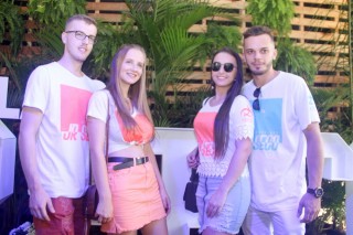 
<a style='margin-left: 5px;' class='btn btn-xs btn-social btn-facebook' href='https://www.facebook.com/sharer/sharer.php?u=https://galeramix.s01.web.getmuller.com.br/imagem/a114/800-800-90/conteudo/site_galerias/114/12-costelaco-junior-seco-silva-neto-canelinha-maiara-e-maraisa-galeramix-238.jpg' rel='popup' data-width='500' data-height='400'><i class='fa fa-facebook'></i>Compartilhar <span class='hidden-xs'>no Facebook</span>
</a> 
<a class='btn btn-default btn-xs' target='_blank' href='imagem/a114/800-800-90/conteudo/site_galerias/114/12-costelaco-junior-seco-silva-neto-canelinha-maiara-e-maraisa-galeramix-238.jpg'>
<span class='glyphicon glyphicon-cloud-download'></span> Salvar
</a>
