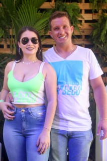 
<a style='margin-left: 5px;' class='btn btn-xs btn-social btn-facebook' href='https://www.facebook.com/sharer/sharer.php?u=https://galeramix.s01.web.getmuller.com.br/imagem/a114/800-800-90/conteudo/site_galerias/114/12-costelaco-junior-seco-silva-neto-canelinha-maiara-e-maraisa-galeramix-258.jpg' rel='popup' data-width='500' data-height='400'><i class='fa fa-facebook'></i>Compartilhar <span class='hidden-xs'>no Facebook</span>
</a> 
<a class='btn btn-default btn-xs' target='_blank' href='imagem/a114/800-800-90/conteudo/site_galerias/114/12-costelaco-junior-seco-silva-neto-canelinha-maiara-e-maraisa-galeramix-258.jpg'>
<span class='glyphicon glyphicon-cloud-download'></span> Salvar
</a>
