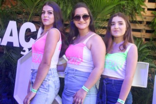 
<a style='margin-left: 5px;' class='btn btn-xs btn-social btn-facebook' href='https://www.facebook.com/sharer/sharer.php?u=https://galeramix.s01.web.getmuller.com.br/imagem/a114/800-800-90/conteudo/site_galerias/114/12-costelaco-junior-seco-silva-neto-canelinha-maiara-e-maraisa-galeramix-267.jpg' rel='popup' data-width='500' data-height='400'><i class='fa fa-facebook'></i>Compartilhar <span class='hidden-xs'>no Facebook</span>
</a> 
<a class='btn btn-default btn-xs' target='_blank' href='imagem/a114/800-800-90/conteudo/site_galerias/114/12-costelaco-junior-seco-silva-neto-canelinha-maiara-e-maraisa-galeramix-267.jpg'>
<span class='glyphicon glyphicon-cloud-download'></span> Salvar
</a>
