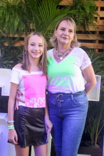 
<a style='margin-left: 5px;' class='btn btn-xs btn-social btn-facebook' href='https://www.facebook.com/sharer/sharer.php?u=https://galeramix.s01.web.getmuller.com.br/imagem/a114/800-800-90/conteudo/site_galerias/114/12-costelaco-junior-seco-silva-neto-canelinha-maiara-e-maraisa-galeramix-268.jpg' rel='popup' data-width='500' data-height='400'><i class='fa fa-facebook'></i>Compartilhar <span class='hidden-xs'>no Facebook</span>
</a> 
<a class='btn btn-default btn-xs' target='_blank' href='imagem/a114/800-800-90/conteudo/site_galerias/114/12-costelaco-junior-seco-silva-neto-canelinha-maiara-e-maraisa-galeramix-268.jpg'>
<span class='glyphicon glyphicon-cloud-download'></span> Salvar
</a>
